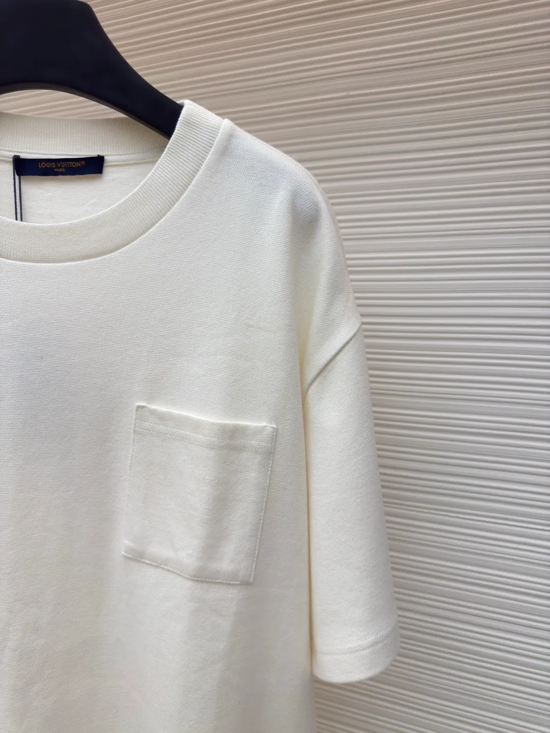 LOUIS VUITTON Pocket jacquard short sleeves ●Authentic product: purchased and developed for 8500 ●Item number: 1680117-A35 ●Fabric: pure cotton fabric ●Technology: jacquard knitting ●Version: fitted version ●Weight: about 345 grams ●Size: XS-S-M-L ●Description: Use 18-needle upper and lower cotton jacquard knitted fabric, weight 300g. Disassemble the original version to analyze the type of machine for yarn parameters. Manually count the needles and draw the pattern. The jacquard fabric is woven by Fukuda machine imported from Japan. The solid color part uses an 18-needle double-sided jacquard machine to weave the pique fabric. The jacquard and solid color fabrics are proportioned according to the amount of each piece. The two fabrics are the same The vat dyeing ensures that there is no color difference in the finished fabric. Overflow vat rope dyeing is used. The edge of the finished fabric is over-positioned and the weft adjuster is used to adjust the weft and slant to ensure that the pattern of the finished fabric is consistent with the size of the Y version. The front + sleeves are made of solid pique fabric, and the back pocket is made of jacquard fabric. The pocket letters are centered and positioned to take out the pieces. The thread is made of 40s double-ply cotton yarn and the flat collar is woven on a horizontal machine. The overall wiring is straight and delicate, the fabric is comfortable and soft, and the color is consistent without color difference. It can be matched with the same style to create a fashionable look and control various occasions. Customized accessories, complete with three standards, same style for men and women!